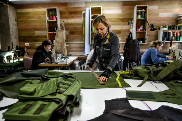  Другая женщина раскраивает материал, из которого будут изготавливаться жилеты. Фото: Anadolu Agency/Getty Images.