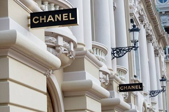    Магазины Chanel в Париже обклеили стикерами с Гитлером из-за дискриминации россиян