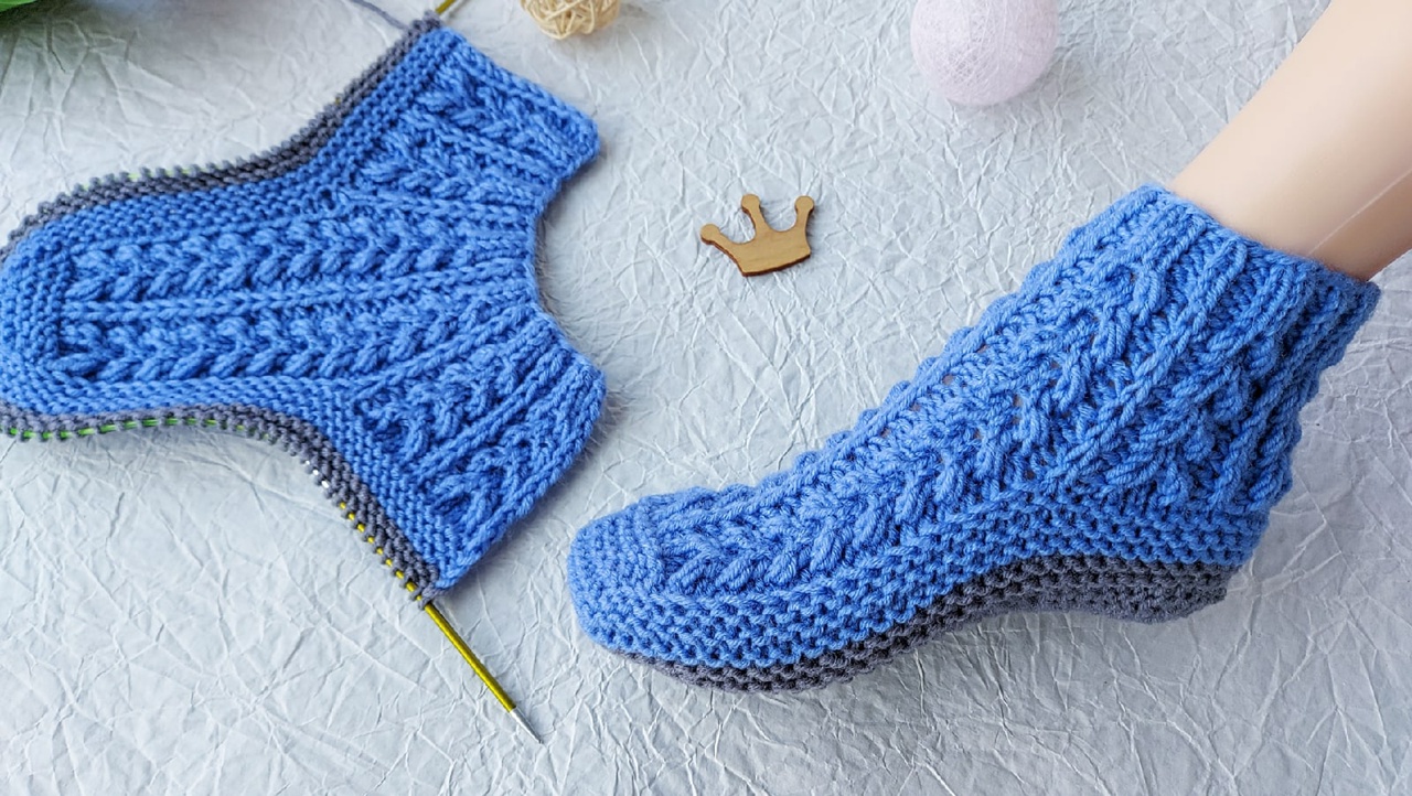 Тапочки следки с мариной курцевой. Следки марины курцевой. Следки вероники лазуты. Тапочки следки с мариной курцевой. Следки с мариной курцовой на двух спицах.