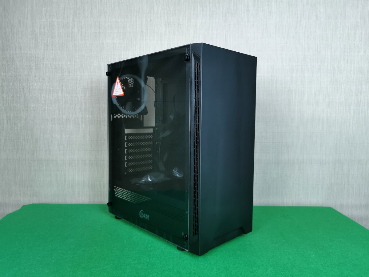 За основу взят бюджетный кейс Maestro X3 Black 3x120mm CMAXB-F2L1. Каленое стекло, нижний БП, три вентилятора в комплекте