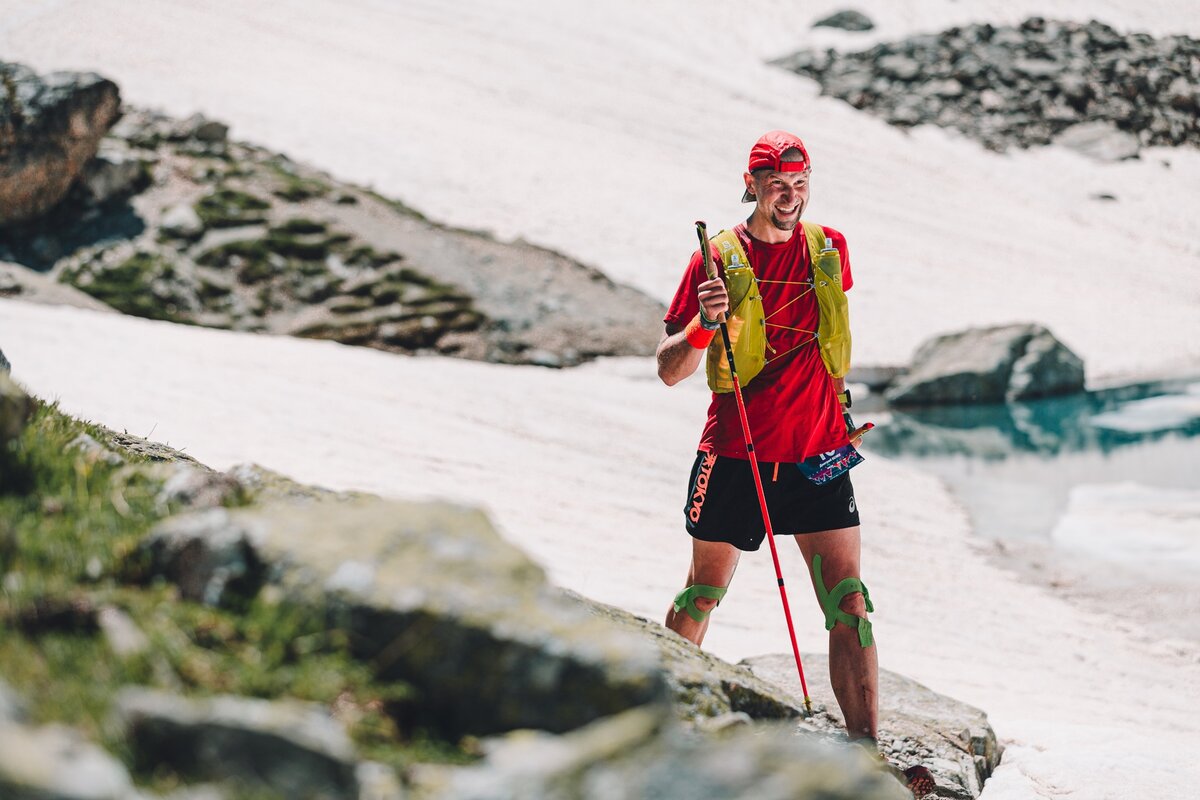 Яркую футболку лучше видно среди снега и камней — вас точно не пропустит фотограф.