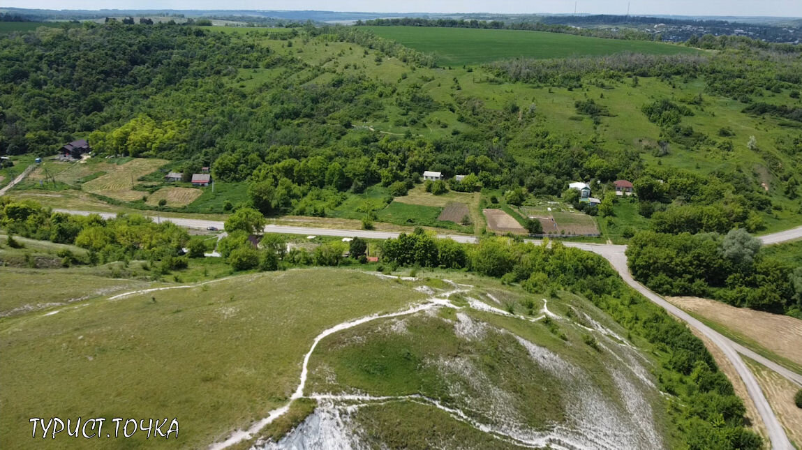 Село Кирпичи, а дальше виднеется село Белогорье