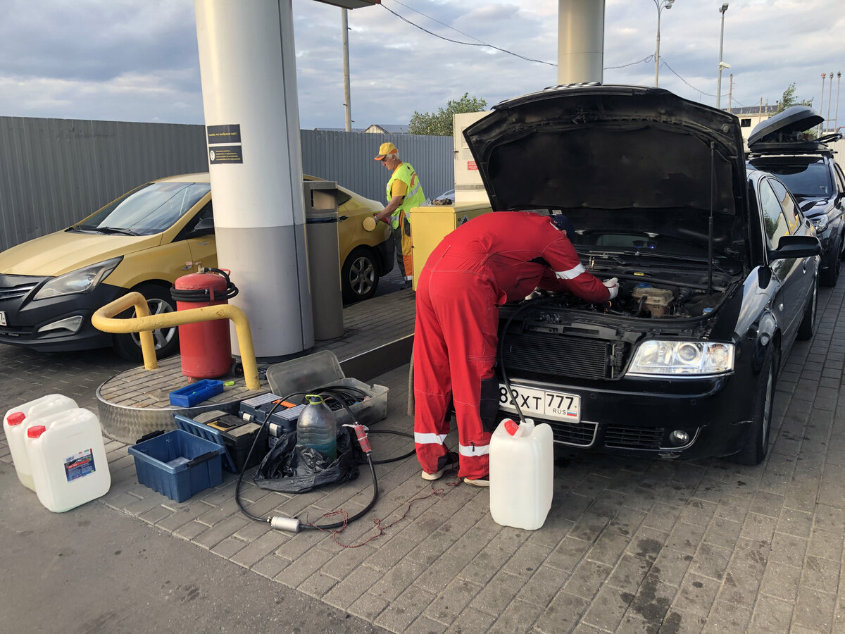 Почему многие водители заправляют автомобиль сами, а не доверяют  заправщикам | Автовыбор | Дзен