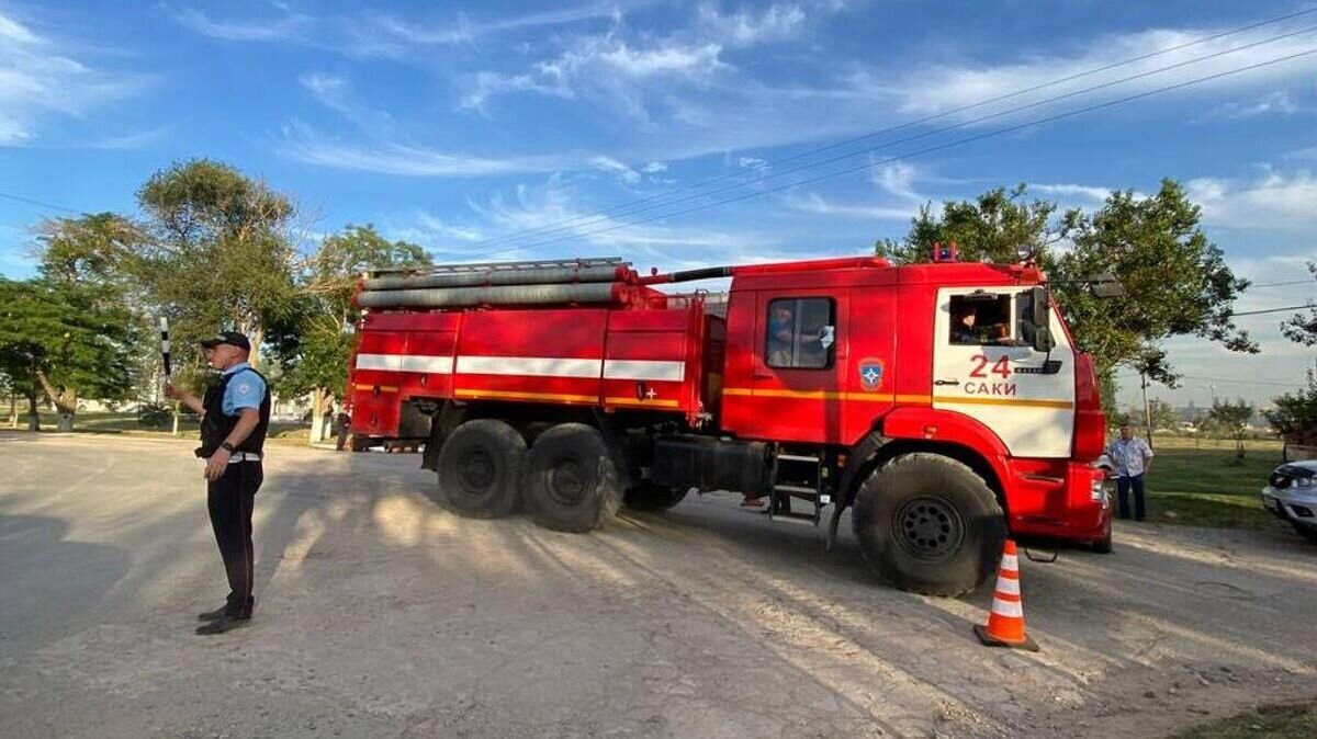    Пожарная машина в окрестностях крымского поселка Новофедоровка после случившихся там взрывов© РИА Новости / Макс Ветров