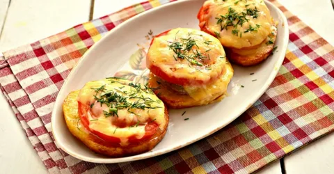 картошка с мясом с сыром и помидорами в духовке | Дзен
