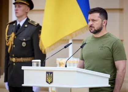 На этой раздаточной фотографии, сделанной и опубликованной пресс-службой Президента Украины, изображен президент Владимир Зеленский, принимающий участие в церемонии вручения орденов и других государственных наград военнослужащим и членам семей погибших солдат в Киеве 7 августа 2022 года по случаю Военно-воздушных сил День Украины.
ПРЕСС-СЛУЖБА ПРЕЗИДЕНТА УКРАИНЫ / AFP/GETTY IMAGES.