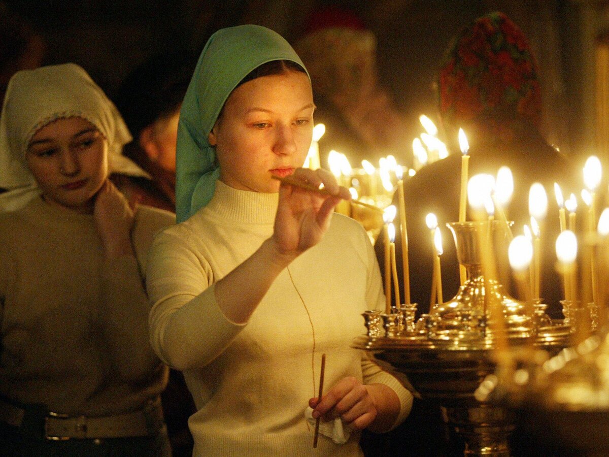 Православные молятся в храме