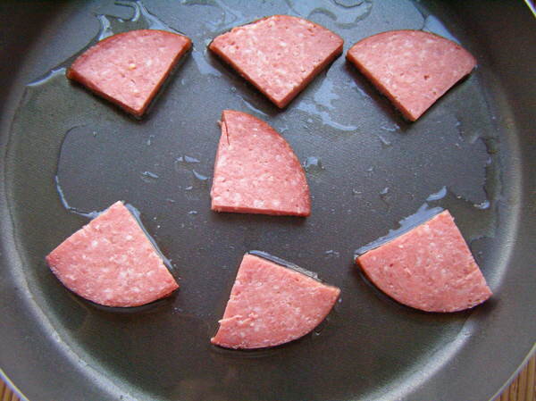 Вариант 1: Яичница с колбасой - классический рецепт с фото