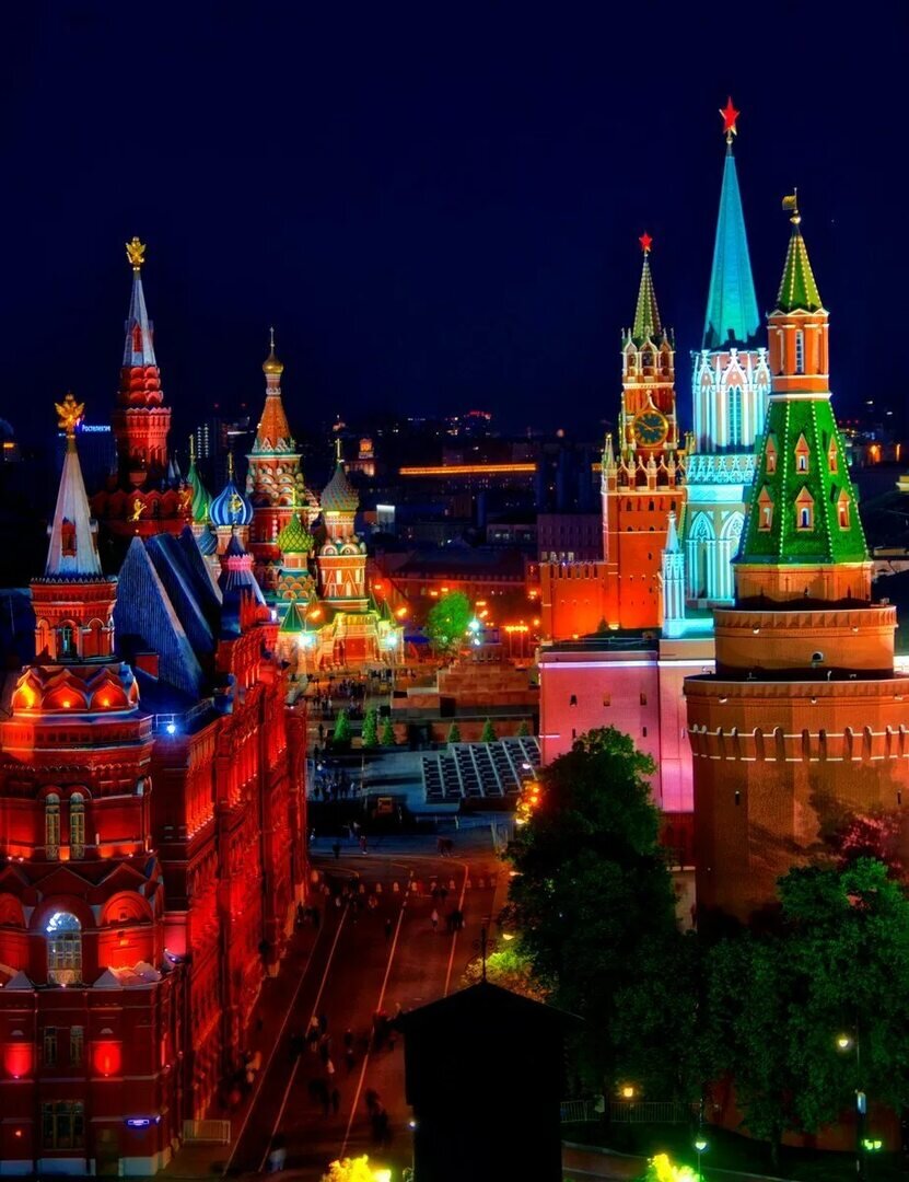 "Кремль: Величественное воплощение истории и силы"  Кремль - это одно из самых известных и значимых архитектурных сооружений в России и во всём мире.-2