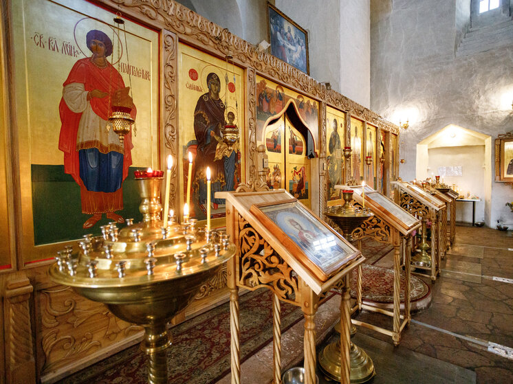     Икона святого Пантелеимона (слева) около алтаря в псковском храме / Вадим Боченков