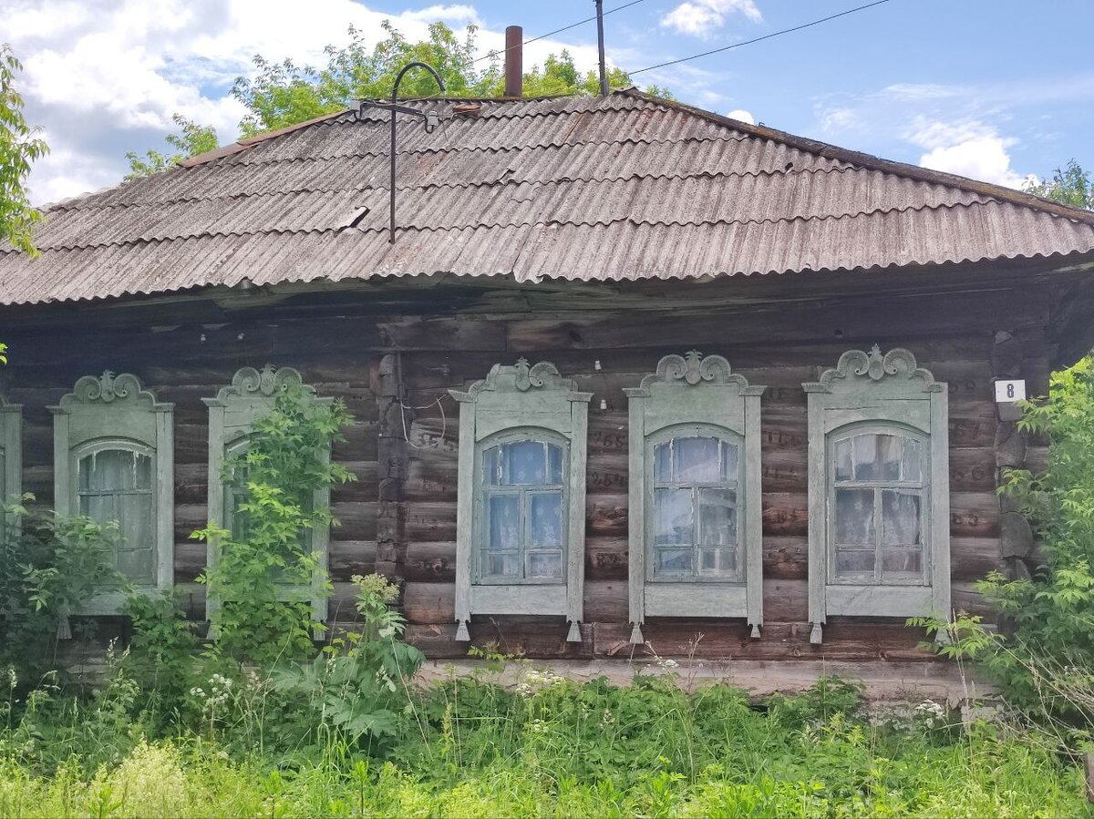 Спутниковые тарелки - часть архитектурного ансамбля современного села