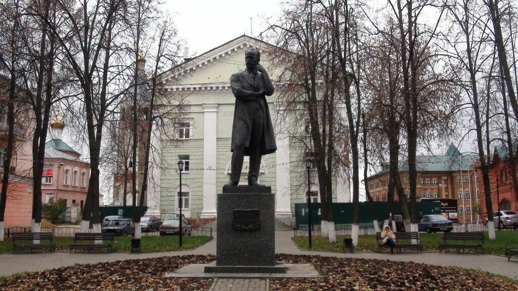 Клин петербург. Памятник Чайковскому в городе Клин. Сквер Чайковского Клин. Майданово Чайковский усадьба. Памятник Петру Ильичу Чайковскому на Советской площади.