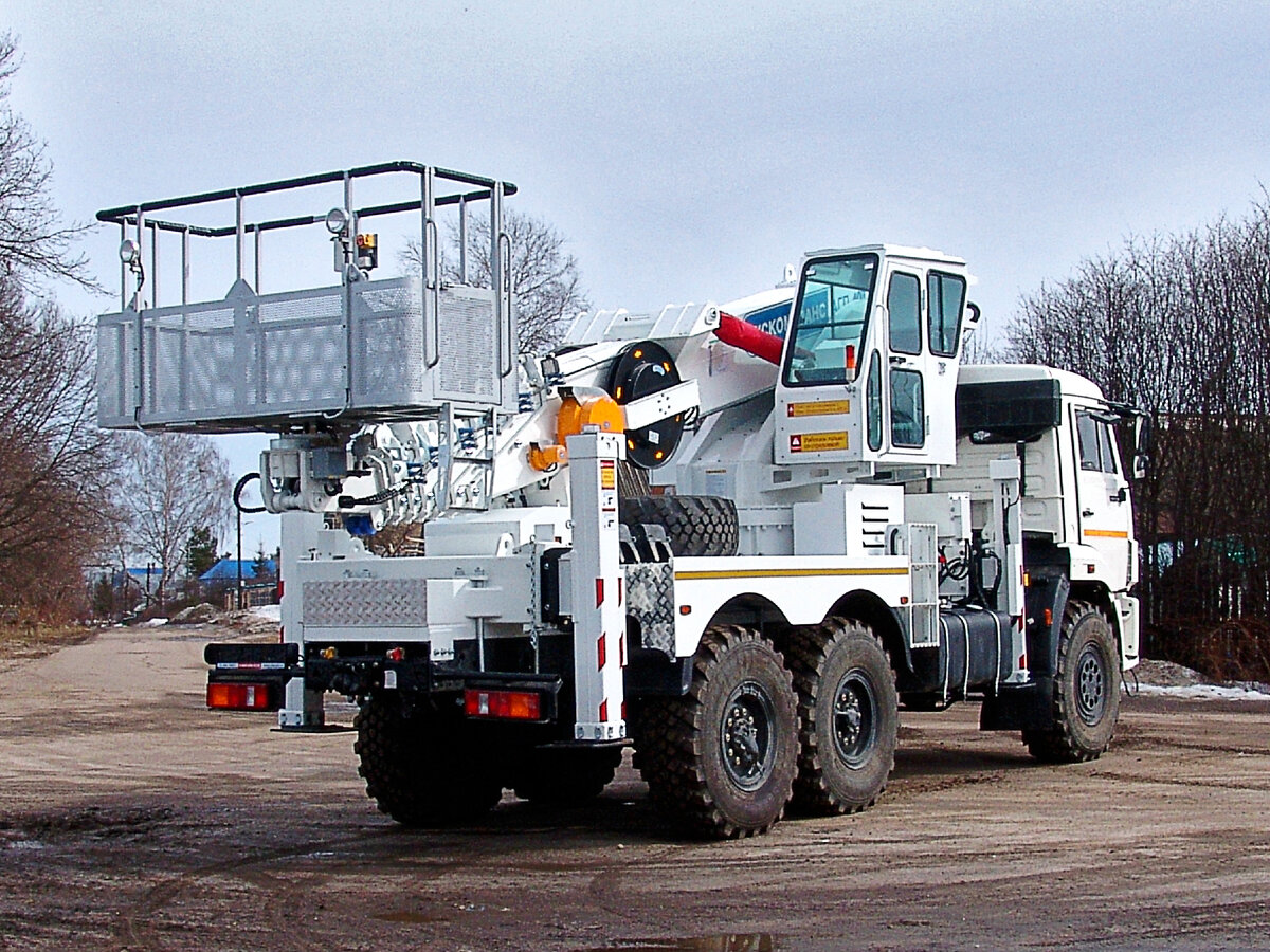 Рабочая платформа автогидроподъемника шириной 2200 мм, и длиной 900 мм, выполнена из конструкционного алюминия.