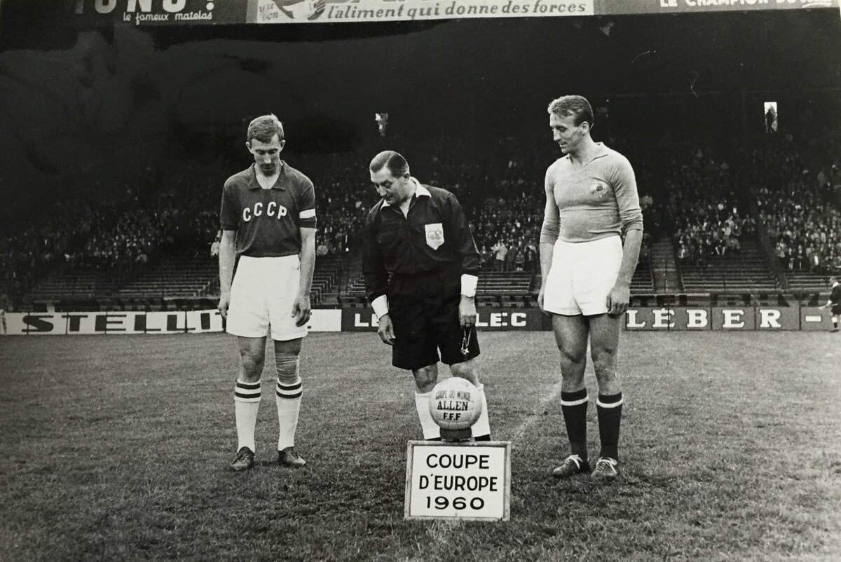 Сборная ссср победы. Лев Яшин Чемпионат Европы 1960. Яшин чемпион Европы 1960. Сборная СССР чемпион Европы по футболу 1960. Сборная СССР по футболу 1960 чемпион.