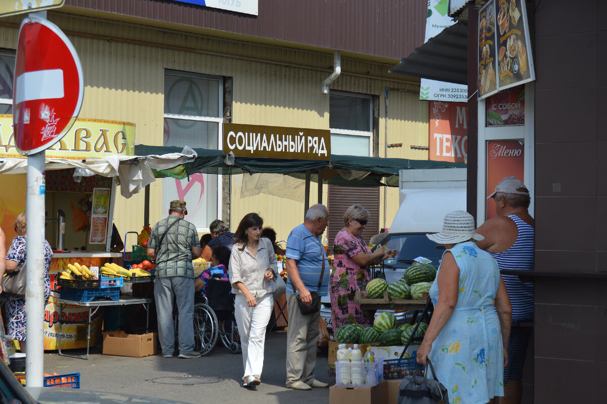 Фото автора. 11.08.2023. Здесь я думаю, комментариев не нужно. Здесь даже кирпич согнули.