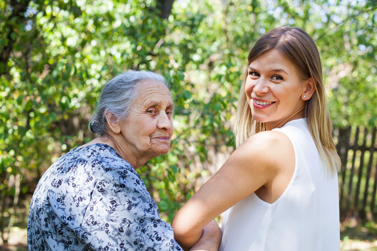 Забота о пожилых родителях. Селфи внук и бабушка. Девушка принимает старую. Отражение пожилой женщины в зеркале. Девушка в кафе думает.