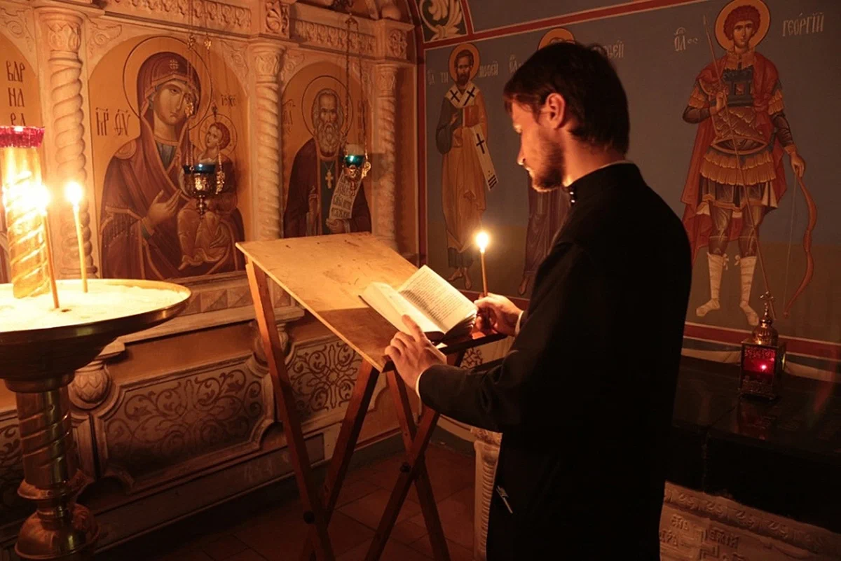 Читать вечерние. Сергиев Посад Неусыпаемая Псалом. Шестопсалмие Валаам. Православный монах молится. Монах в храме.