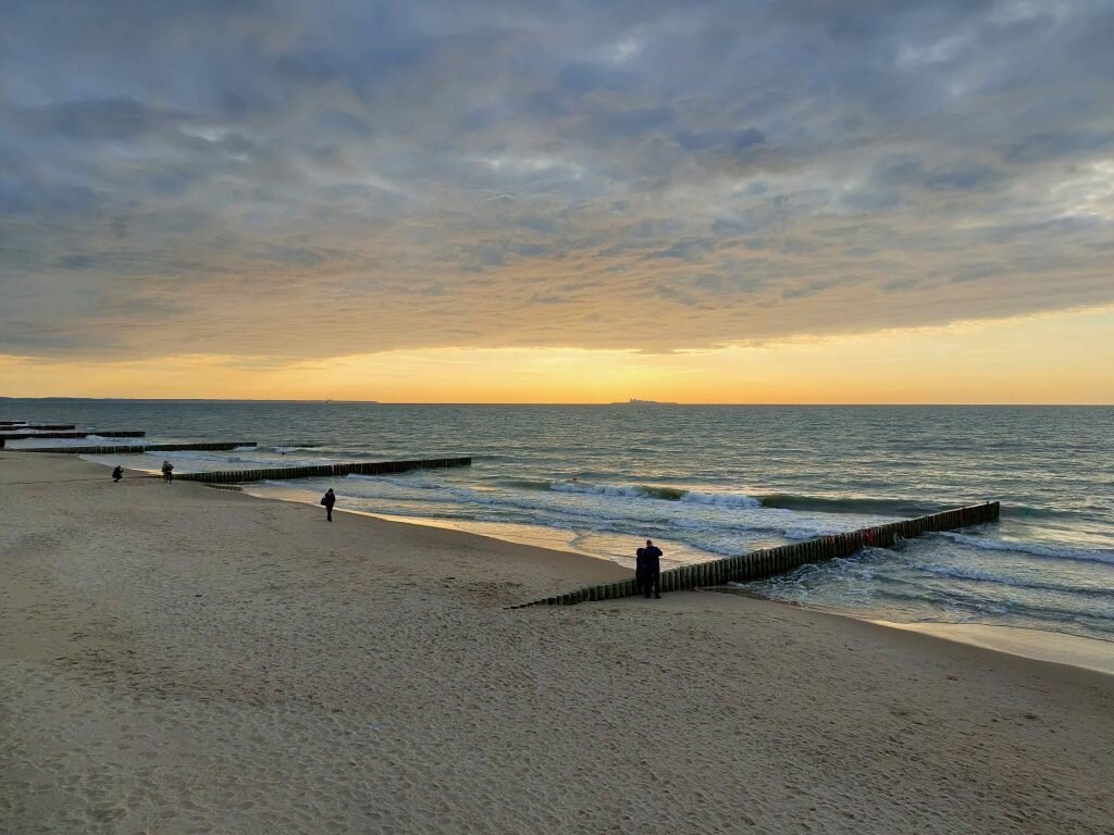 210 зеленоградск морское. Зеленоградск море. Зеленоград море. Зеленоградск море летом. Зеленоградск море фото.