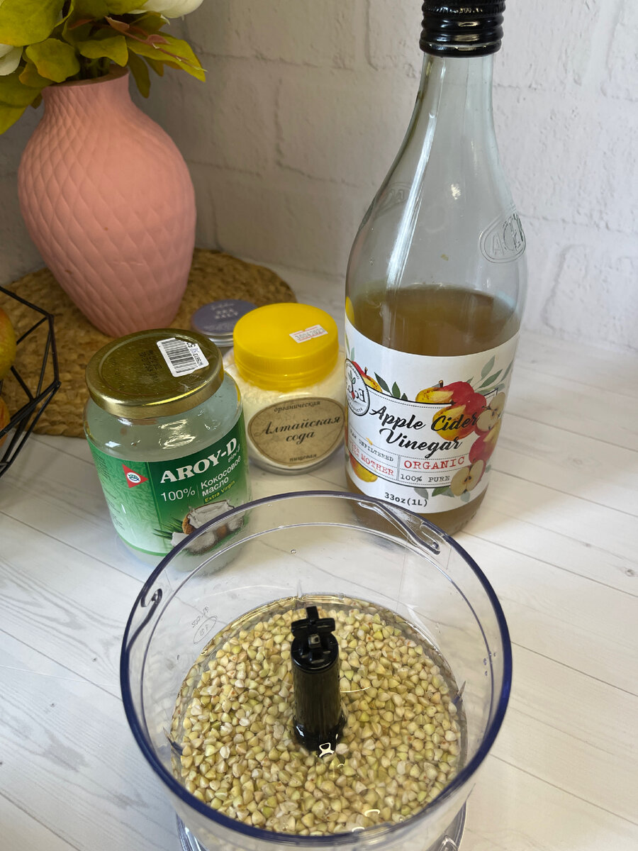 Складываем пророщенную гречку, соду, вливаем воду, кокосовое масло и уксус в блендер.