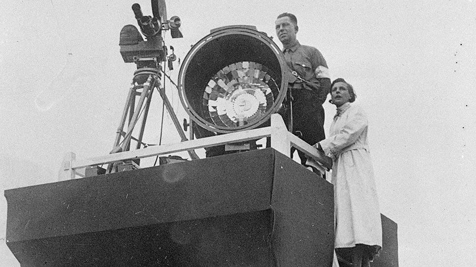    В 1921 году во время выступления в Праге Рифеншталь повредила колено, врачи запретили ей танцевать. Тогда она решила стать актрисой — добившись приема у популярного в то время режиссера Арнольда Фанка в Швейцарии, она получила роль в фильме «Священная гора». Сценарий был написан специально для молодой Рифеншталь. Постоянные неудачи во время съемок заставили Франка закрыть проект, однако актриса за свой счет доделала фильм. Премьера «Священной горы» состоялась в 1925 году AP