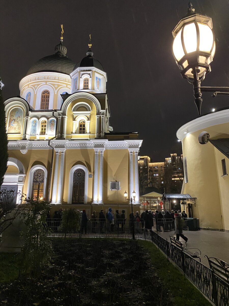 Покровский монастырь. Очередь к Блаженной старице Матроне. 