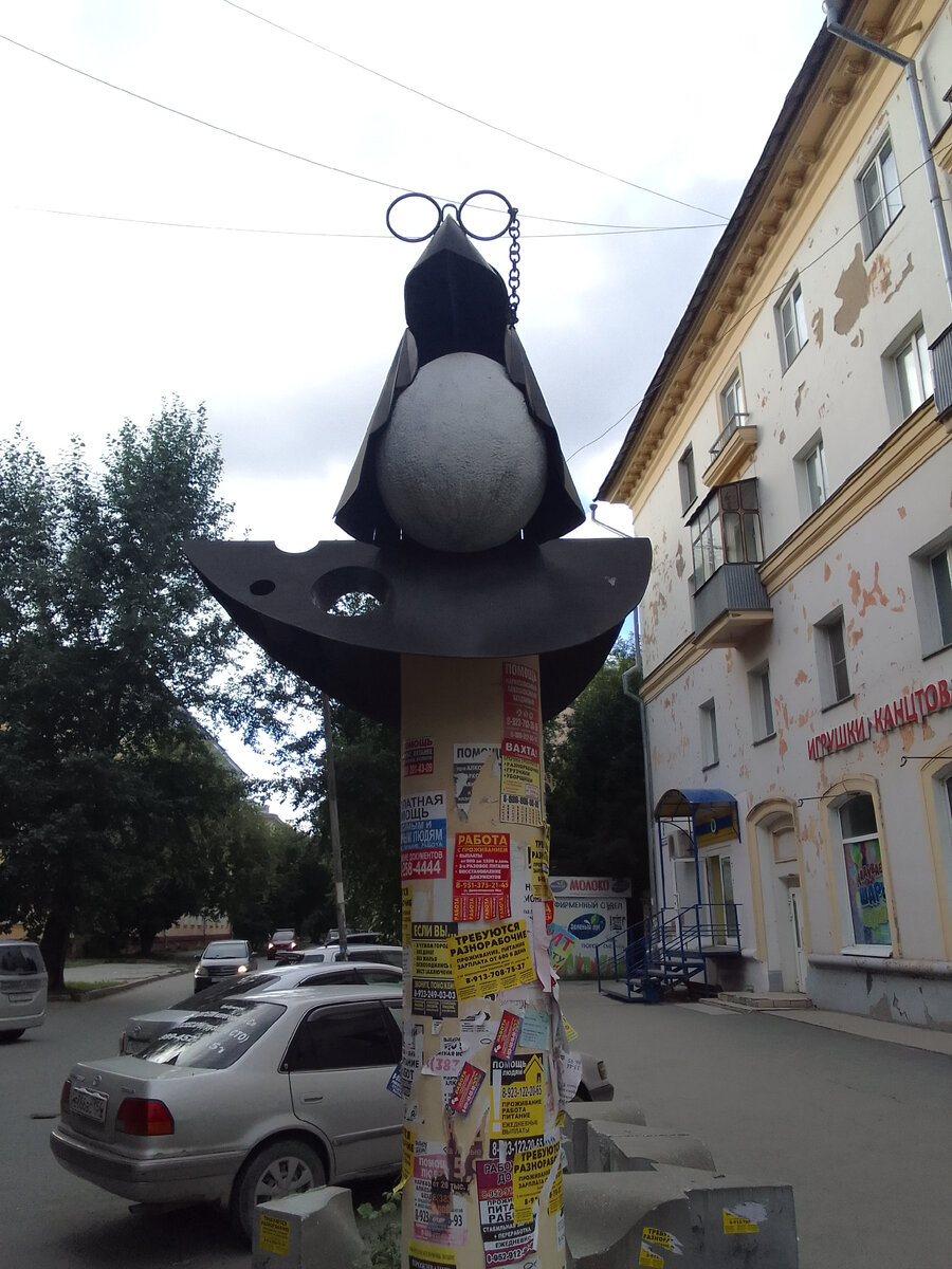 Скульптура "Ворона с сыром".  ул. Б. Хмельницкого, г. Новосибирск.  Август 2023 г. Фото автора