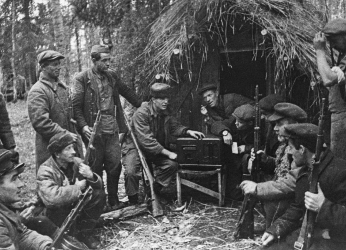 по партизански. партизанское движение в годы великой отечественной войны партизаны. партизаны в белоруссии 1943. партизан отряда ковпака. по партизански.