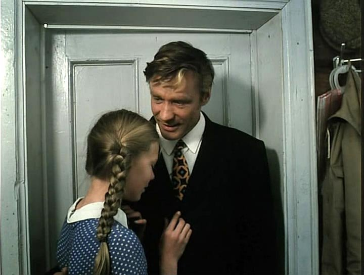 Сцена проводов отца, кадр из фильма "Любовь и голуби" с сайта vothouse.ru