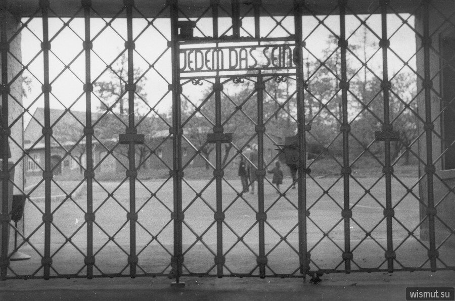 Что написано на воротах бухенвальда. Концлагерь Бухенвальд ворота. Ворота в лагерь Бухенвальд. Каждому свое ворота Бухенвальда. Ворота лагеря Бухенвальд каждому свое