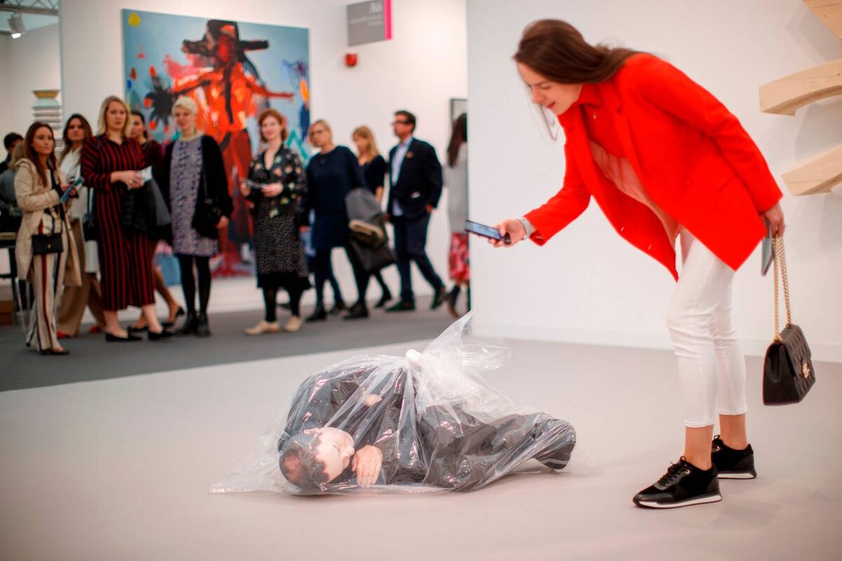 FRIEZE LONDON 2018 / Посетители смотрят на работу "Unemployment" Josh Kline. © AFP/Getty Images