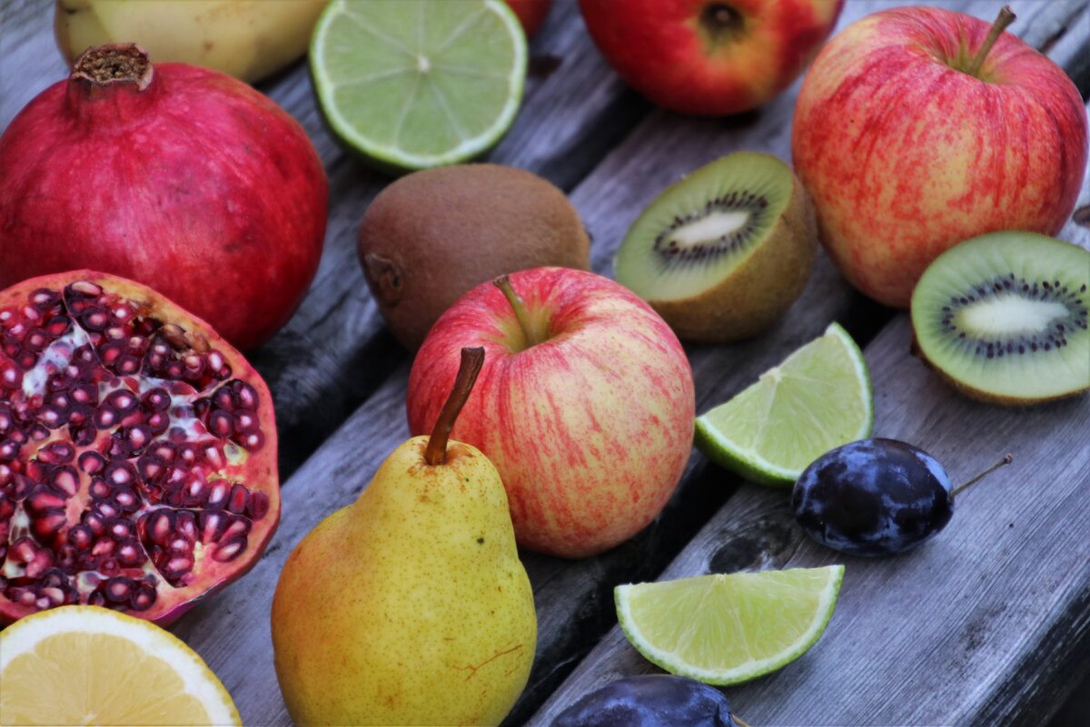 Какие фрукты едят в пост. Сладкие фрукты. Фрукты и ягоды при диабете. Фрукты при сахарном диабете. Яблоко лимон гранат.
