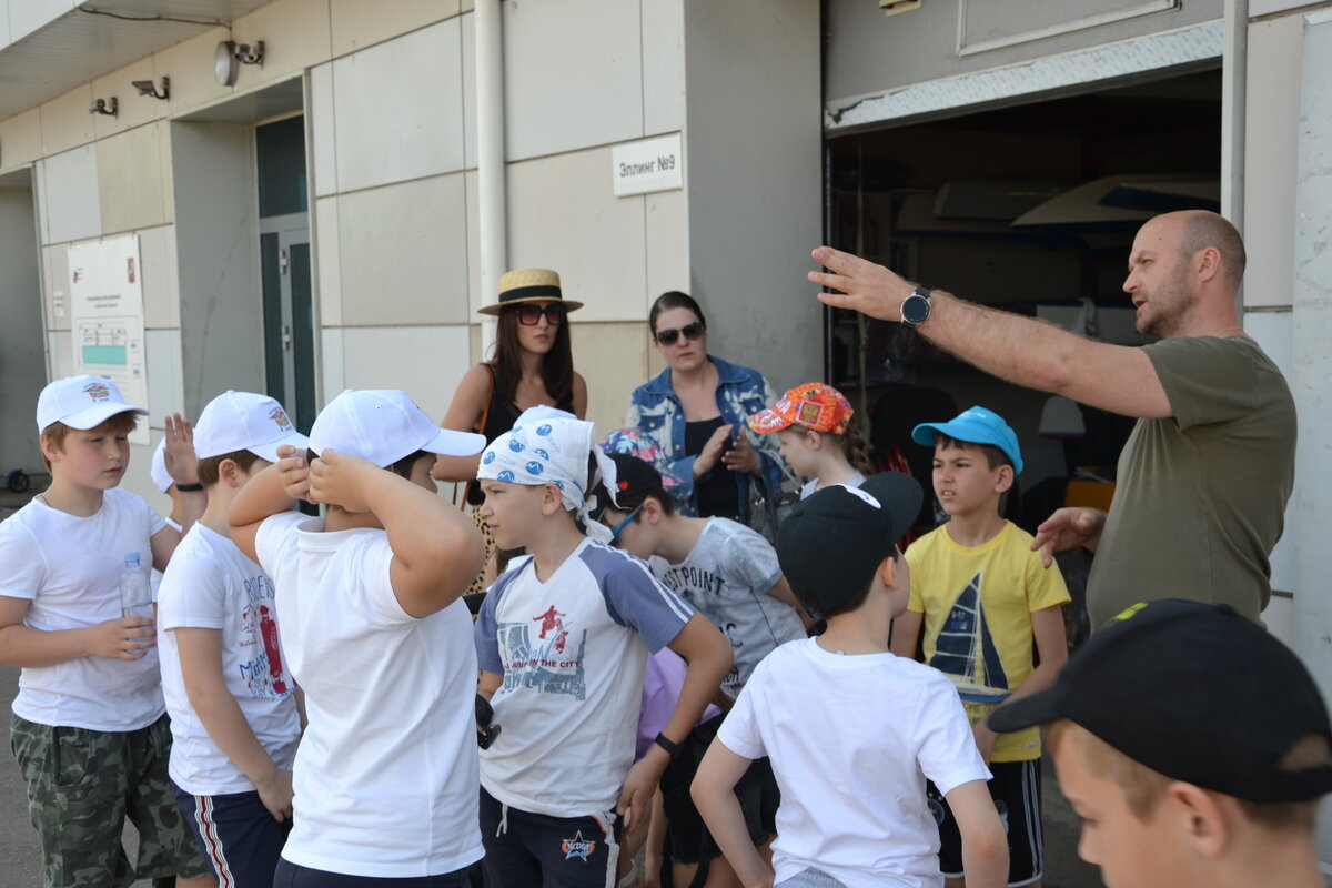 Евгений Синицын рассказывает об истории Гребного канала и об особенностях спортивного инвентаря. Слушают невнимательно. Все хотят на воду!