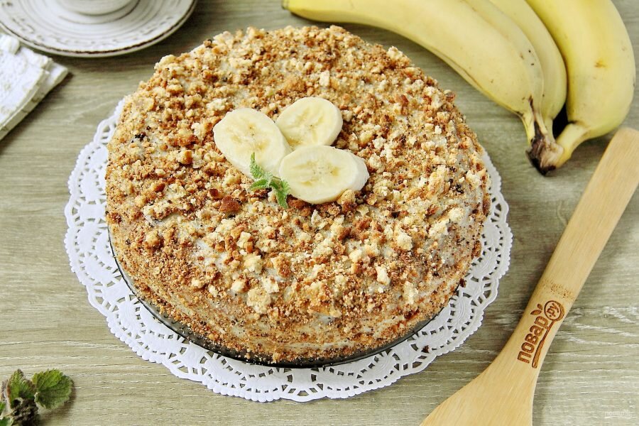 Торт с бананами можно украсить крошкой из коржей или шоколадом