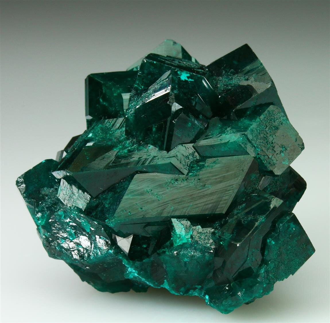 фото с сайта: Диоптаз http://www.tsumeb.com/Uploads/ShopItems/00/00/23/20/ShopItemImg3_PICT/Dioptase-Tsumeb-1436_GalleryLarge.jpg