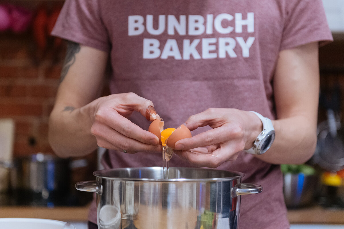 Аккуратно отделяйте белки от желтков. Фото — Антон Белицкий