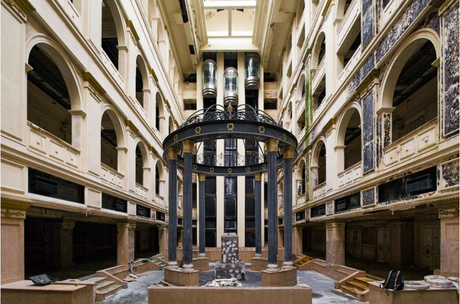 Главный атриум. На заднем плане входящие в моду в 90-е панорамные лифты, которые опускались в декоративный бассейн на 1 этаже. 2016