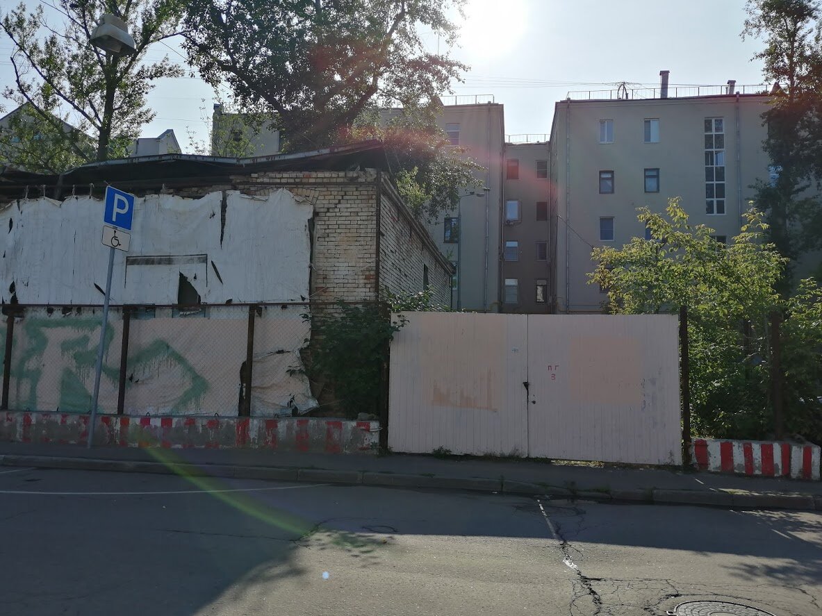Вот в этот дом на первом плане меня принесли из роддома. Фото Светы Давыдовой