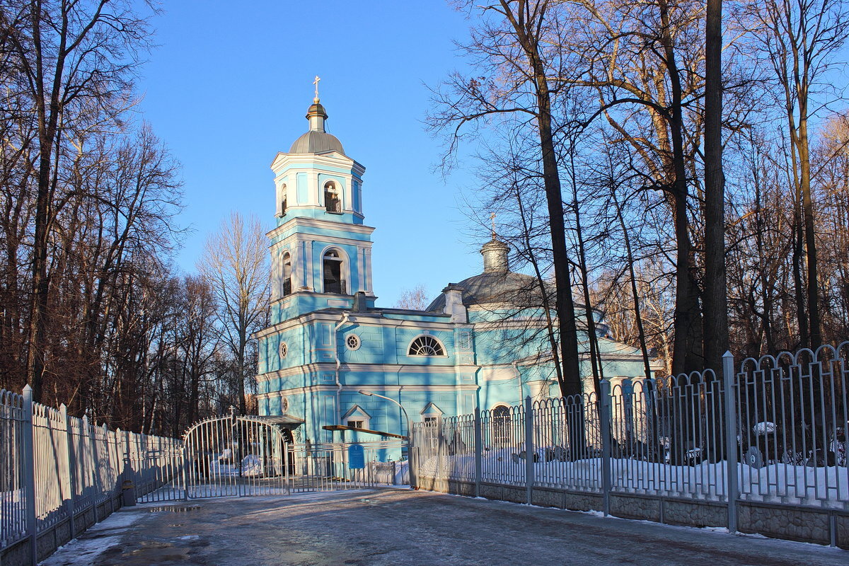Первый храм Всех Святых был построен на Егошихинском кладбище в 1780-х гг. В 1832 