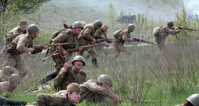 Солдаты бегут в атаку. Солдаты в атаке. Советские солдаты бегут в атаку. Солдаты атакуют.