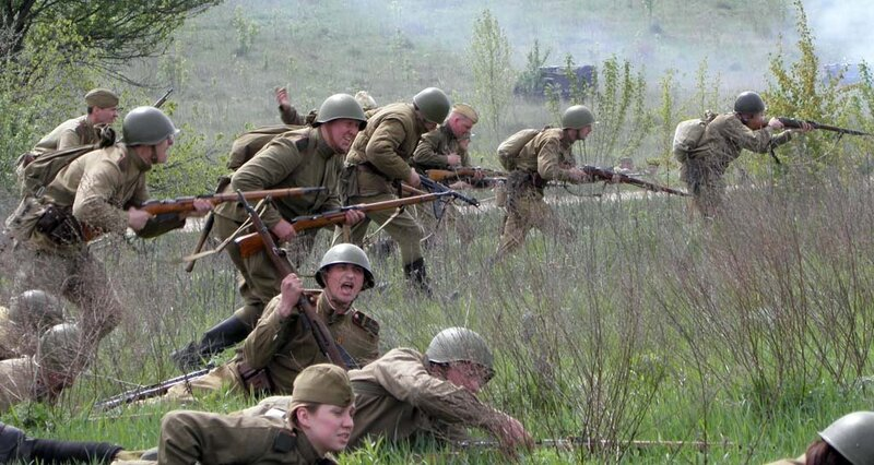 Взвод на войне. Солдаты бегут в атаку. Солдат бежит. Солдат в атаке. Советские солдаты бегут в атаку.