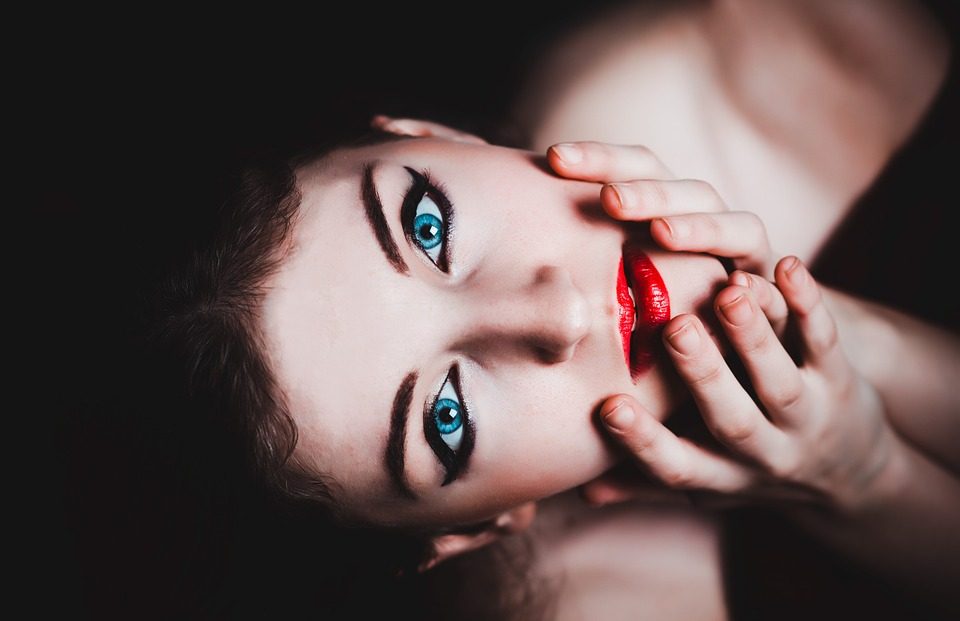https://pixabay.com/photos/blue-eyes-woman-female-makeup-237438/