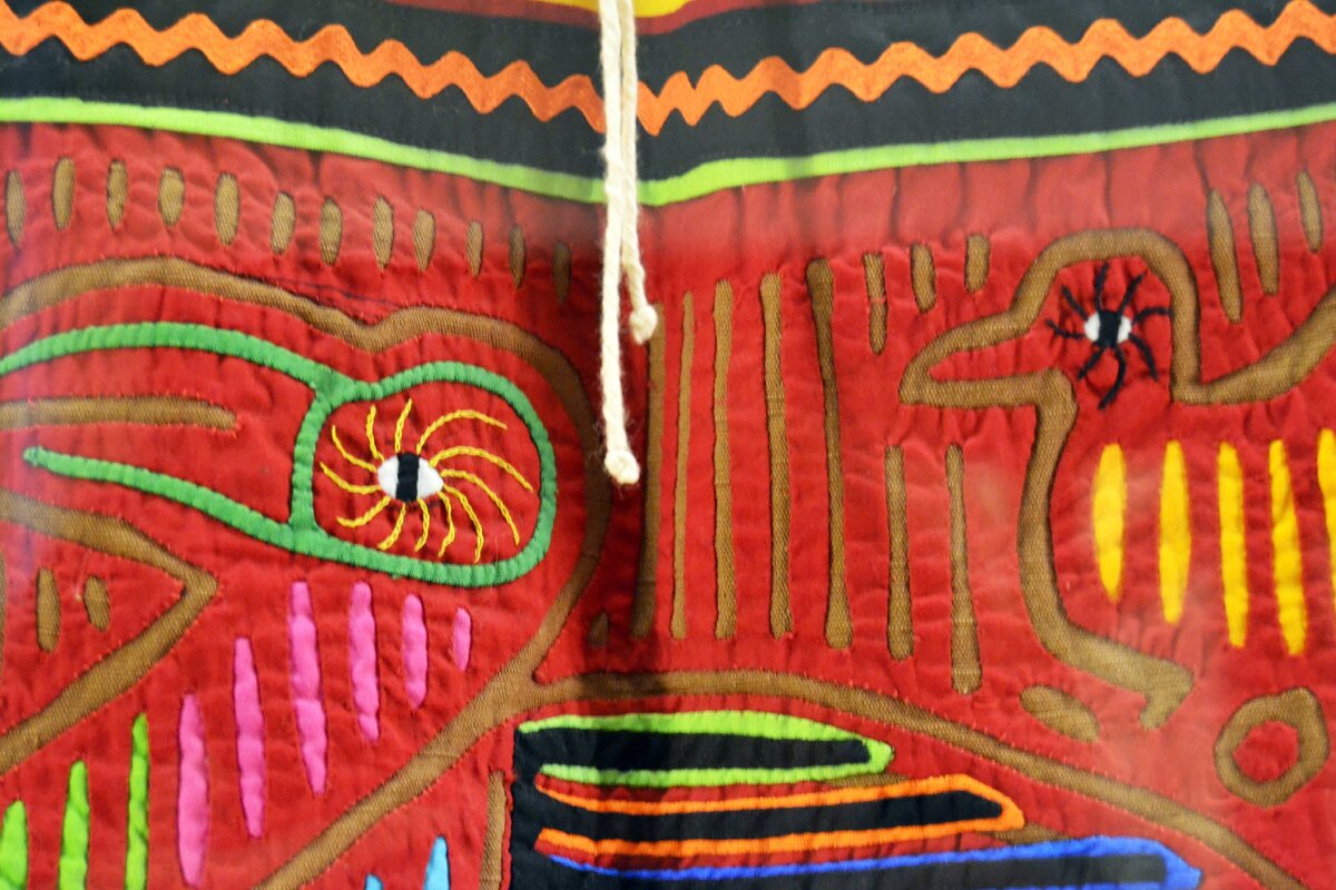 Женские блузы мола. Музей антропологии и этнографии имени Петра Великого