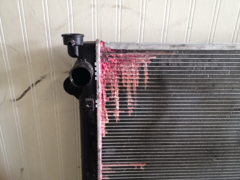 Течёт штуцер радиатора субару. Течь системы охлаждения в радиаторе. Приора чёрная потёк радиатор охлаждения. Подтекает радиатор. Потёк радиатор охлаждения ваз 2112.