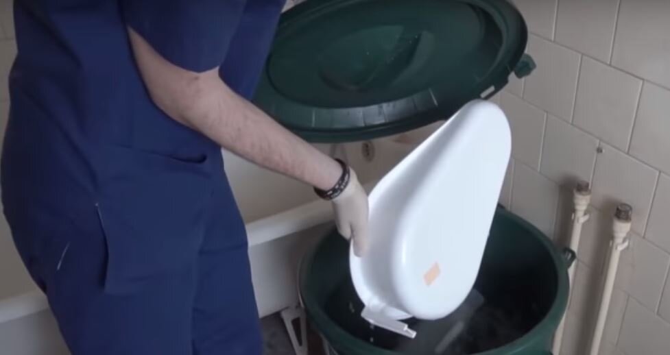 Утки, судна и горшки теперь со мной ежедневно. Лишь бы перчаток хватило .