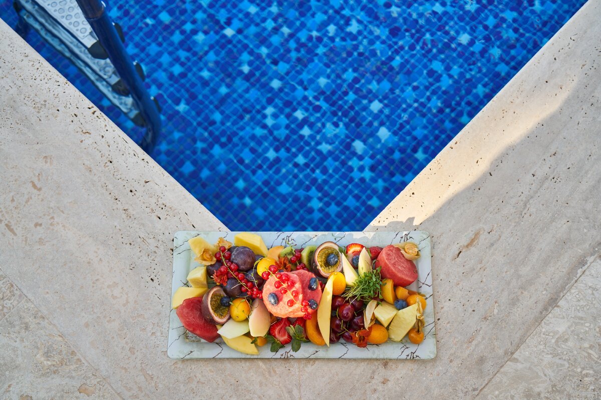 https://www.pexels.com/photo/photo-of-variety-of-sliced-fruits-on-tray-2836869/