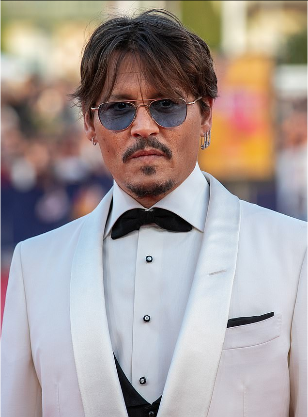 Судья приказал Джонни Деппу представить медицинскую карту по наркотикам и алкоголю в деле о диффамации на 50 миллионов долларов против бывшей жены Эмбер Хёрд.