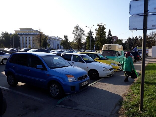 Нижний Новгород, 3 сентября 2019. Здесь хотя бы не просто "отжали" пространство, но сделали официальную стоянку.