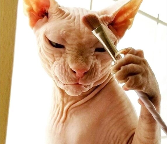 Сфинкс держит кисточку