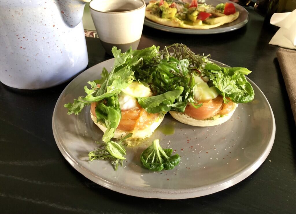 Яйца Бенедикт с лососем и гуакамоле