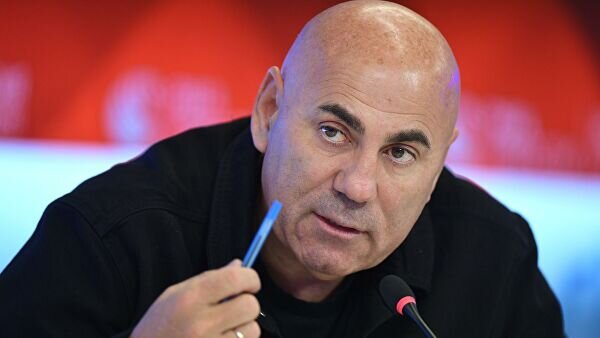 Иосиф Пригожин в беседе с корреспондентом «Комсомольской правды»высказался по поводу навязчивых предложений помощи семье Анастасии Заворотнюк. Продюсер заявил, что не собирается «колотиться в закрытую дверь».В интервью Пригожин рассказал о том, как ему удаётся сохранять отличное настроение, когда «вокруг все страдают от осенней депрессии». Он подчеркнул, что нужно «беречь каждый прожитый день и не размениваться на хандру».Корреспондент отметил, что бывают разные ситуации и в пример привёл сложную обстановку в семье Анастасии Заворотнюк. Пригожин подчеркнул, что слышал тревожные новости о болезни актрисы.